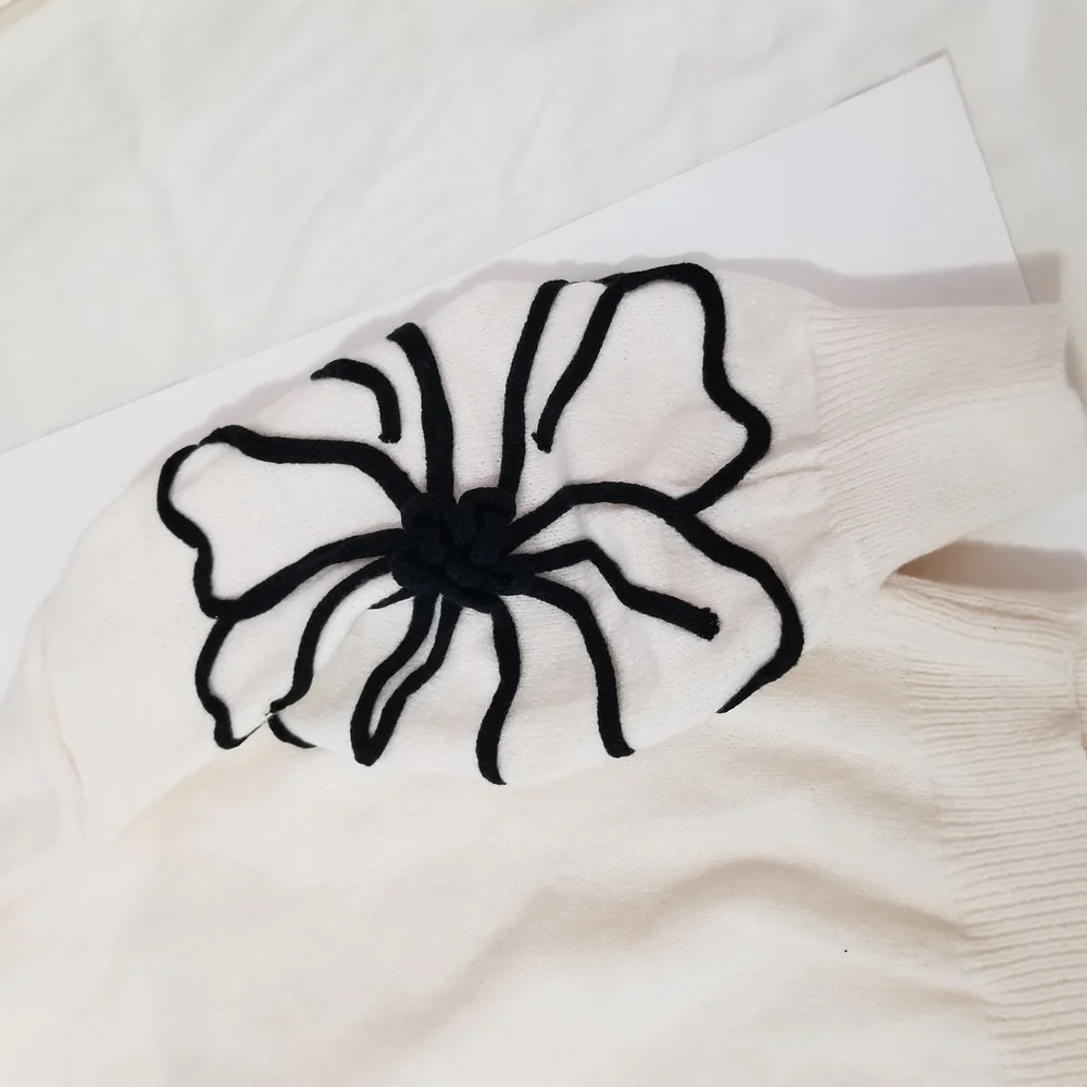 Elegant Cream Sweater with Black Floral Design Women's size Medium (63) - Picture 8 of 9